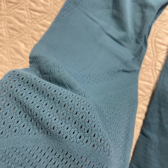 # 206- LULULEMON -Reveal Crop Interconnect - Picture 6 of 7